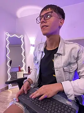 Snapshot of EVAN_TAY chatting on 02-01-26, 03:05 EVAN TAY online show from 02-01-26, 03:05