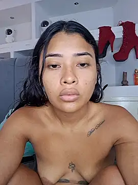 Snapshot of Layla_em chatting on 02-15-26, 02:36 Layla em online show from 02-15-26, 02:36