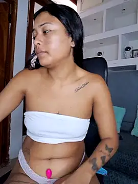 Snapshot of Layla_em chatting on 03-01-26, 12:18 Layla em online show from 03-01-26, 12:18