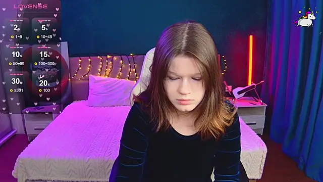 Snapshot of Lunatrend chatting on 02-16-26, 12:01 Lunatrend online show from 02-16-26, 12:01