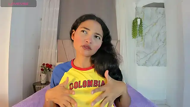 Snapshot of Elayha_28 chatting on 06-18-26, 02:34 Elayha 28 online show from 06-18-26, 02:34