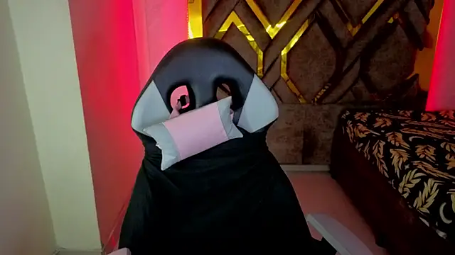 Snapshot of Luvienne chatting on 02-02-26, 06:50 Luvienne online show from 02-02-26, 06:50