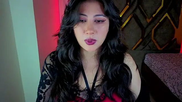 Snapshot of Luvienne chatting on 02-15-26, 07:21 Luvienne online show from 02-15-26, 07:21