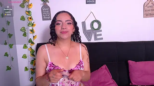 Snapshot of emiily_curly chatting on 04-23-26, 11:20 emiily curly online show from 04-23-26, 11:20