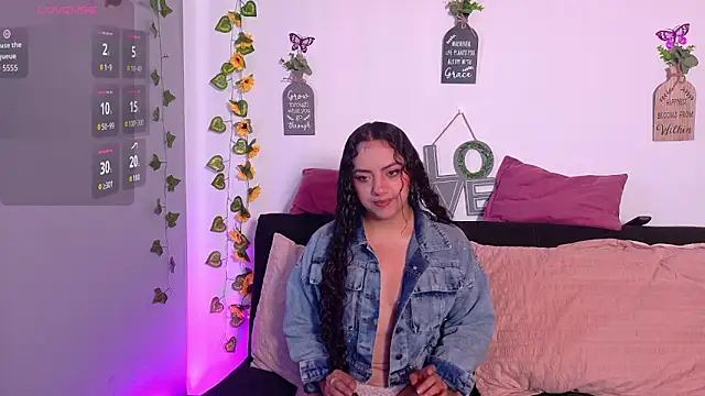 Snapshot of emiily_curly chatting on 04-27-26, 12:58 emiily curly online show from 04-27-26, 12:58