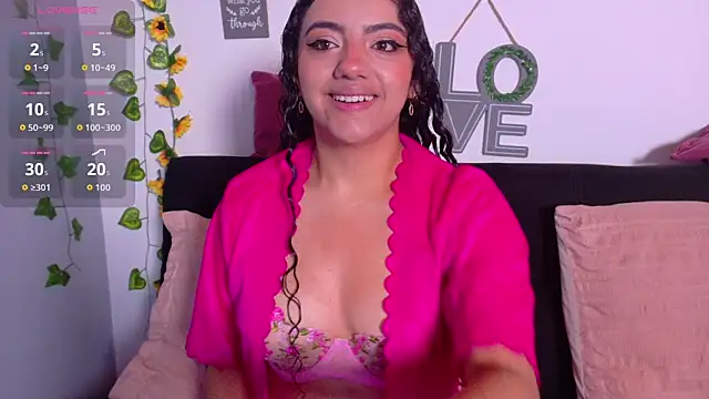 Snapshot of emiily_curly chatting on 05-06-26, 11:59 emiily curly online show from 05-06-26, 11:59