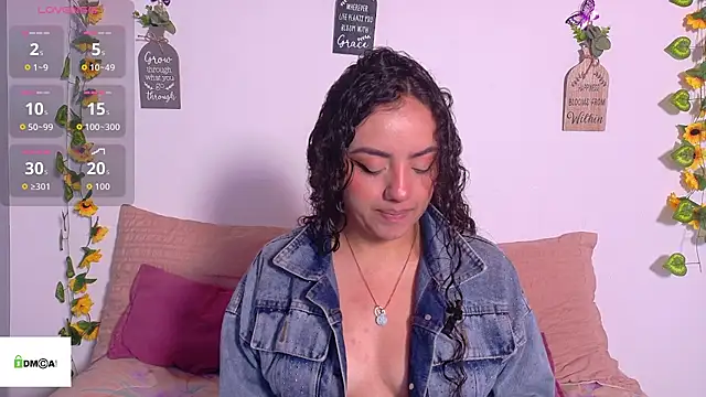 Snapshot of emiily_curly chatting on 05-20-26, 11:27 emiily curly online show from 05-20-26, 11:27