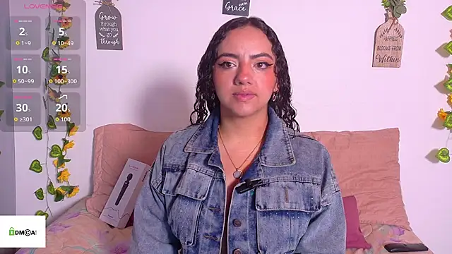 Snapshot of emiily_curly chatting on 05-25-26, 11:05 emiily curly online show from 05-25-26, 11:05