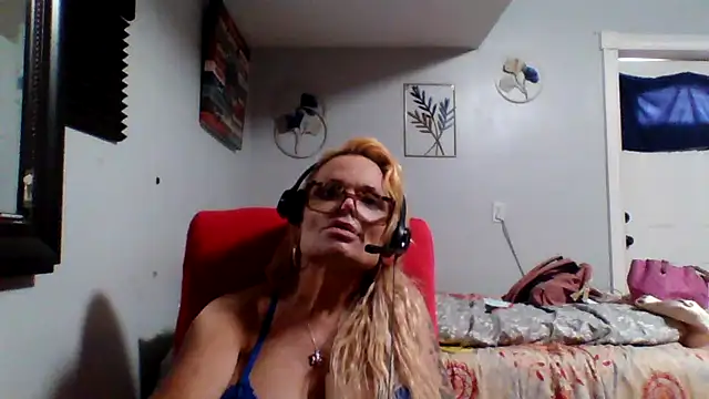 Snapshot of starandsky chatting on 06-10-26, 03:44 starandsky online show from 06-10-26, 03:44