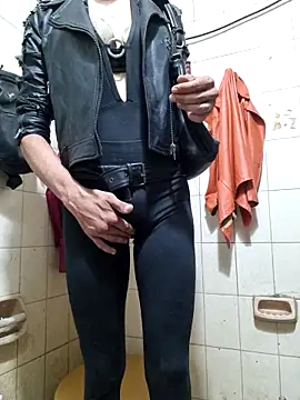 Snapshot of veronicatvcroosleather chatting on 02-07-26, 10:35 veronicatvcroosleather online show from 02-07-26, 10:35