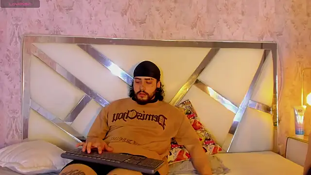 Snapshot of Benny_and_Mark chatting on 02-06-26, 03:55 Benny and Mark online show from 02-06-26, 03:55