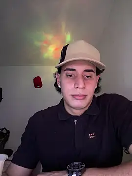 Snapshot of Maximuz1920 chatting on 05-25-26, 04:02 Maximuz1920 online show from 05-25-26, 04:02