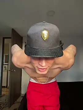 Snapshot of Maximuz1920 chatting on 06-21-26, 10:45 Maximuz1920 online show from 06-21-26, 10:45