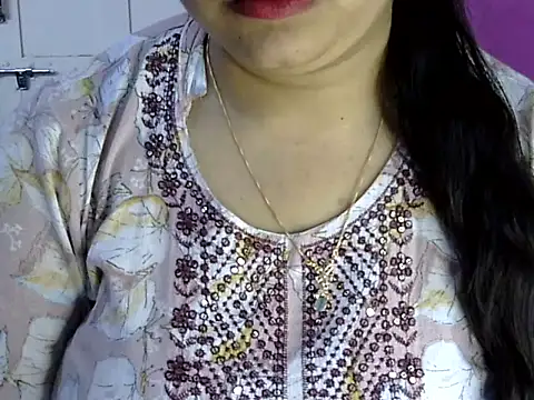 Snapshot of Cute_Aliyaa chatting on 06-18-26, 01:37 Cute Aliyaa online show from 06-18-26, 01:37