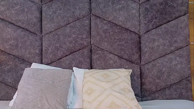 AnnieRouse   online show from 04-11-26, 11:47