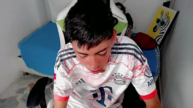 Snapshot of Liarr_ chatting on 02-06-26, 08:01 Liarr online show from 02-06-26, 08:01