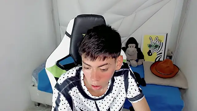 Snapshot of Liarr_ chatting on 02-11-26, 08:36 Liarr online show from 02-11-26, 08:36