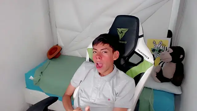 Snapshot of Liarr_ chatting on 02-16-26, 08:05 Liarr online show from 02-16-26, 08:05