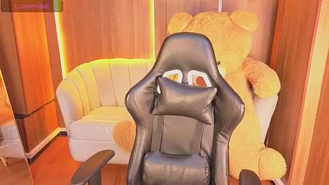 Snapshot of Alina_b_ chatting on 02-13-26, 12:56 Alina b online show from 02-13-26, 12:56