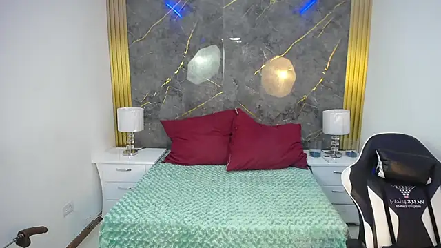 JORDAN MOOR online show from 04-01-26, 12:17