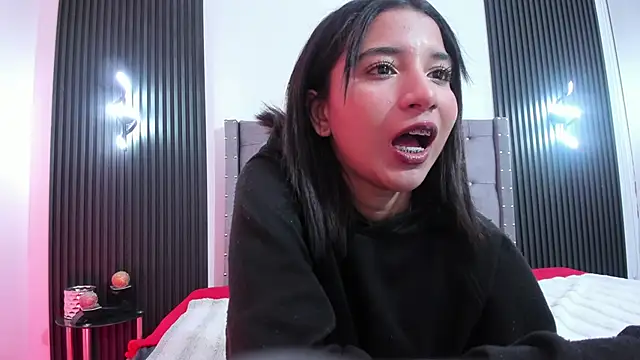 Snapshot of Emily_bruss chatting on 02-05-26, 03:22 Emily bruss online show from 02-05-26, 03:22