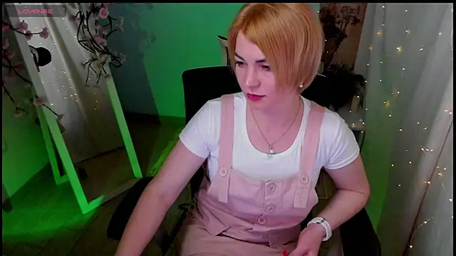 Snapshot of CuttieEmma chatting on 05-06-26, 07:35 CuttieEmma online show from 05-06-26, 07:35