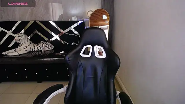 Snapshot of Isabellanoir_a chatting on 02-16-26, 01:07 Isabellanoir a online show from 02-16-26, 01:07