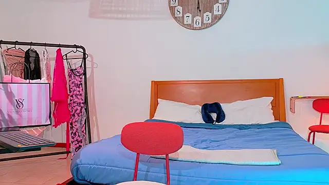 kylliefox  online show from 01-08-26, 02:08