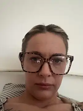 Snapshot of SophieSchmidt chatting on 02-17-26, 12:01 SophieSchmidt online show from 02-17-26, 12:01