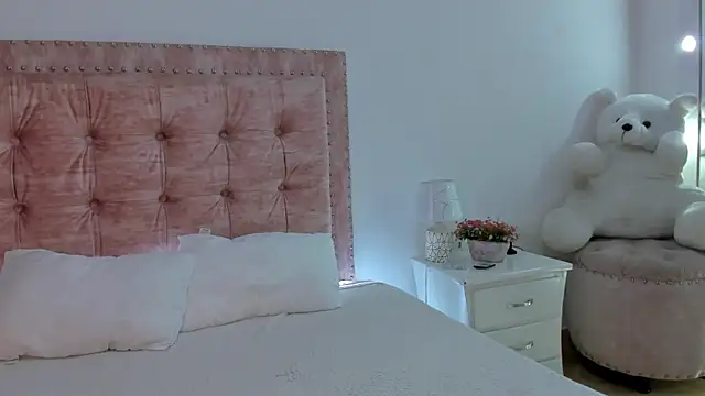 Jennifer Lee  online show from 03-12-26, 08:48