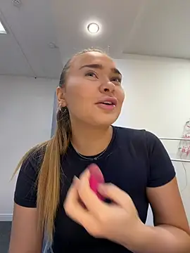 Snapshot of MonicaWestt chatting on 04-19-26, 06:35 MonicaWestt online show from 04-19-26, 06:35