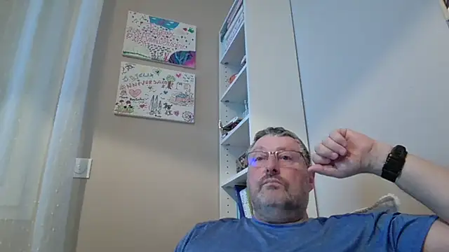 doudou310 online show from 02-12-26, 06:08