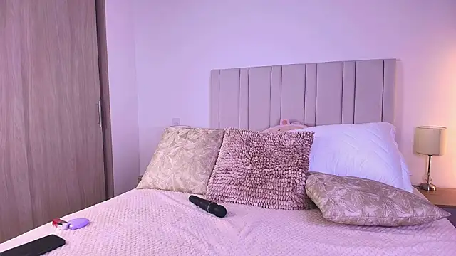 Anna-Lynn online show from 04-17-26, 01:41