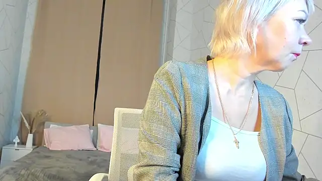 Snapshot of Ann_Annise chatting on 02-11-26, 01:10 Ann Annise online show from 02-11-26, 01:10