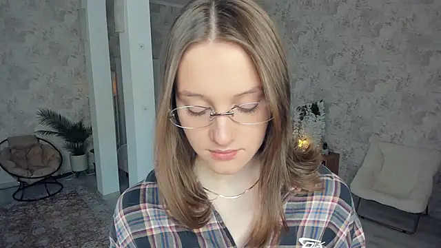 LianneBynon online show from 03-08-26, 09:24