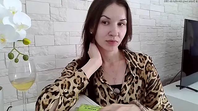 Snapshot of JuliaLovely chatting on 05-25-26, 01:50 JuliaLovely online show from 05-25-26, 01:50