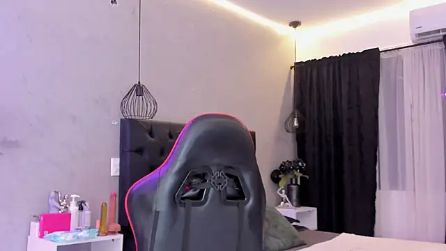 Snapshot of naomi__blair chatting on 07-16-26, 03:45 naomi blair online show from 07-16-26, 03:45