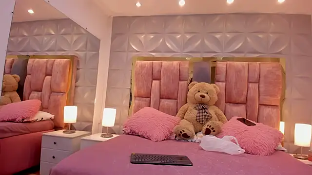 Paris Velvet online show from 03-25-26, 11:11