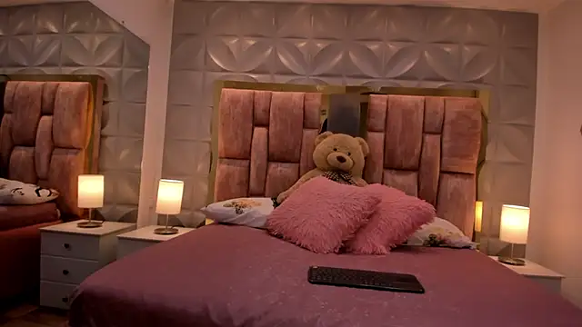 Paris Velvet online show from 03-27-26, 10:09