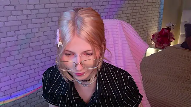 Snapshot of alicedews chatting on 02-21-26, 01:34 alicedews online show from 02-21-26, 01:34