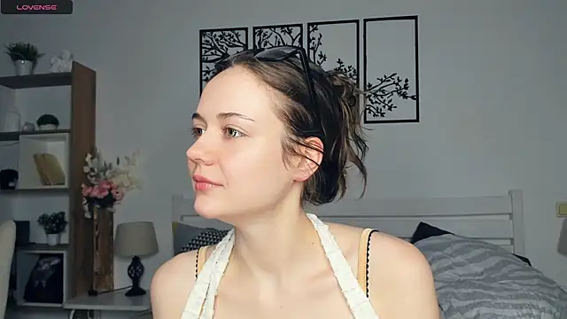 Snapshot of MalvinaTrafford chatting on 02-14-26, 08:27 MalvinaTrafford online show from 02-14-26, 08:27