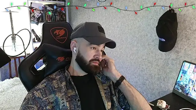 Snapshot of _Mostly_ chatting on 02-06-26, 12:41 Mostly online show from 02-06-26, 12:41