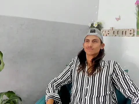 Snapshot of Noha-Smith chatting on 02-01-26, 04:33 Noha-Smith online show from 02-01-26, 04:33