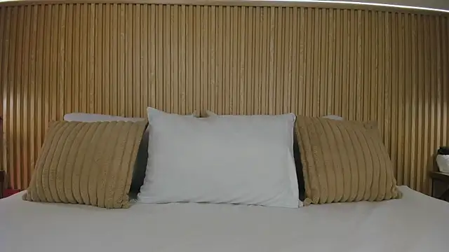 Snapshot of Yalezka_ chatting on 07-18-26, 04:05 Yalezka online show from 07-18-26, 04:05