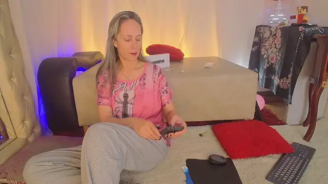 Snapshot of laurasofia45 chatting on 06-11-26, 11:19 laurasofia45 online show from 06-11-26, 11:19