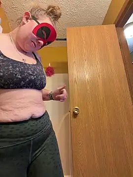 Snapshot of lickablelynn87 chatting on 02-07-26, 05:49 lickablelynn87 online show from 02-07-26, 05:49