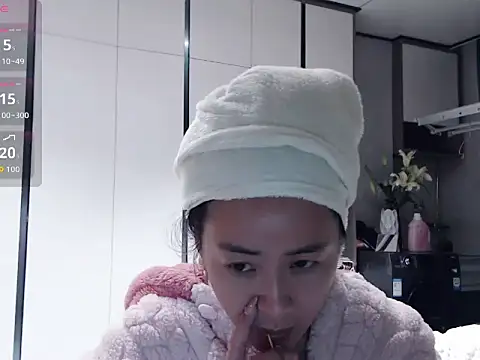 Snapshot of Tsuki-y chatting on 03-01-26, 04:20 Tsuki-y online show from 03-01-26, 04:20