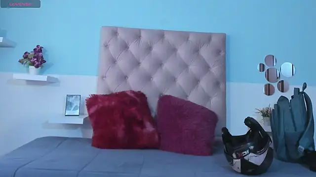 Snapshot of kendall_hernandez chatting on 02-18-26, 02:13 kendall hernandez online show from 02-18-26, 02:13