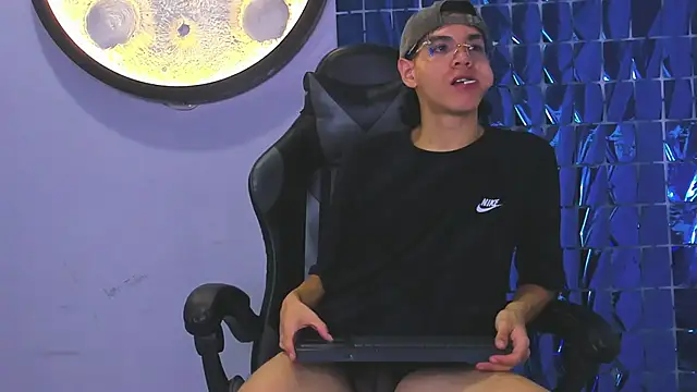 Snapshot of Bennet-Gray chatting on 03-01-26, 04:25 Bennet-Gray online show from 03-01-26, 04:25