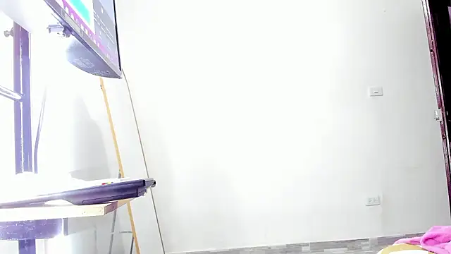 Snapshot of Sophiia88 chatting on 03-04-26, 12:33 Sophiia88 online show from 03-04-26, 12:33